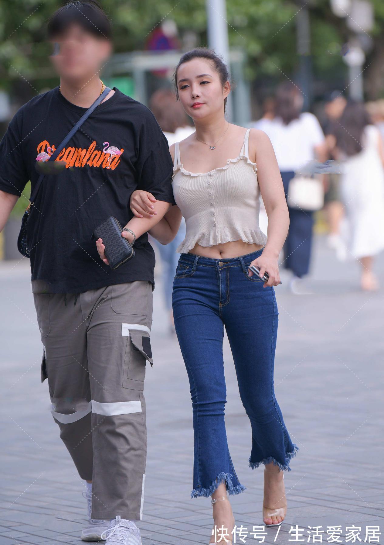 微喇|看似“单纯”的白色牛仔裤,修身起来一点不含糊,美观大方