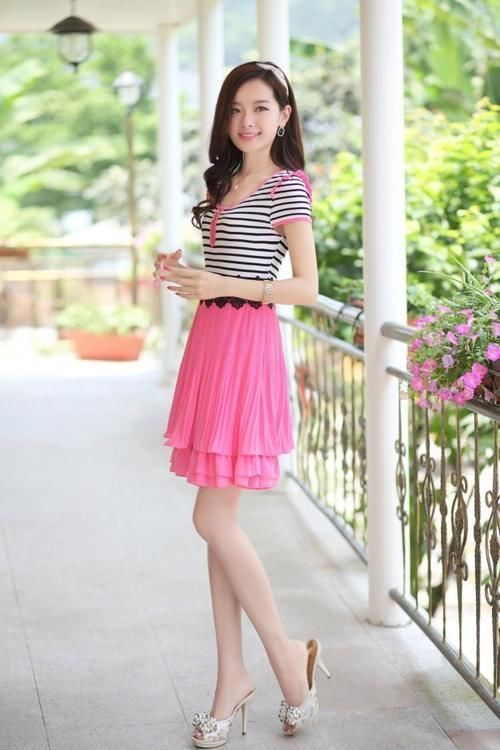 小姐姐爱穿连衣裙，展现凸凹完美曲线，干练又性感！