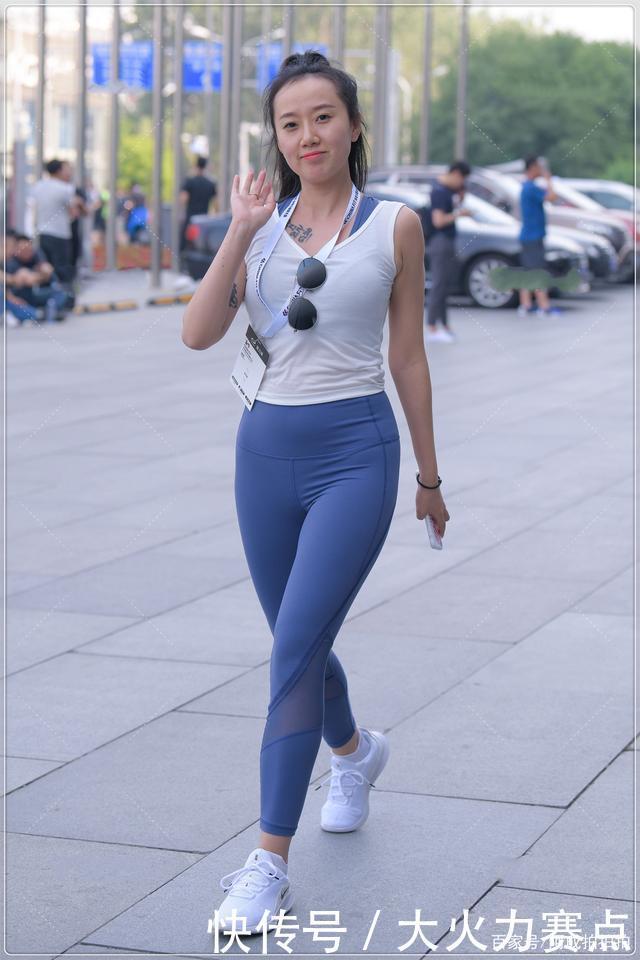 薄款无袖上衣搭配瑜伽裤,简单洋气,活力十足