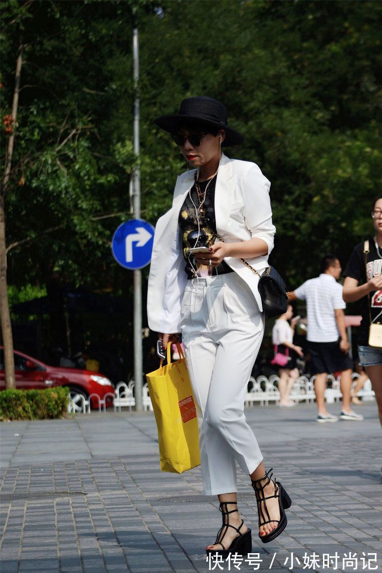 搭配 街拍:小姐姐的白色西装搭配高腰的九分西裤,更显身材的高挑!