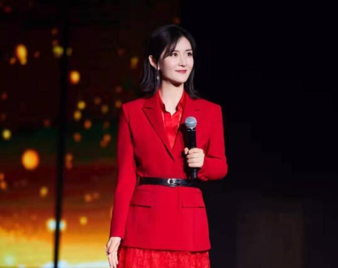 湖南卫视春晚官宣阵容，汇聚了“老中青”三代艺人，何炅独挑大梁