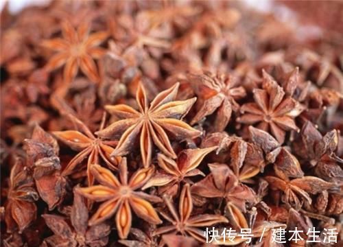 买八角时,这样的八角看到起身就走,厨师提醒,这些八角都是劣质八角