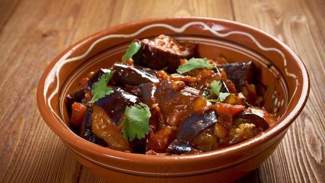 炒茄子先放油就错了,跟着大厨这样做,茄子不吸油不油腻,还入味