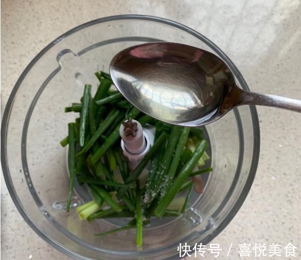 葱油饼|饺子皮吃出新花样，10分钟的快手早餐，香酥脆，好吃极了