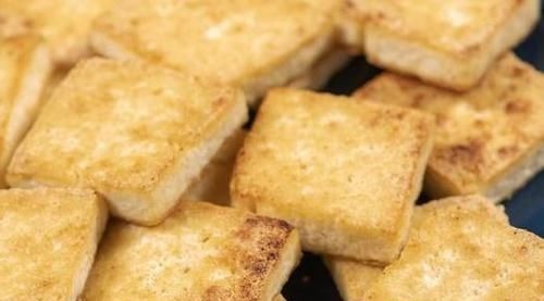 煎豆腐，切忌直接下油锅，下锅前多做一步，豆腐不碎不粘锅