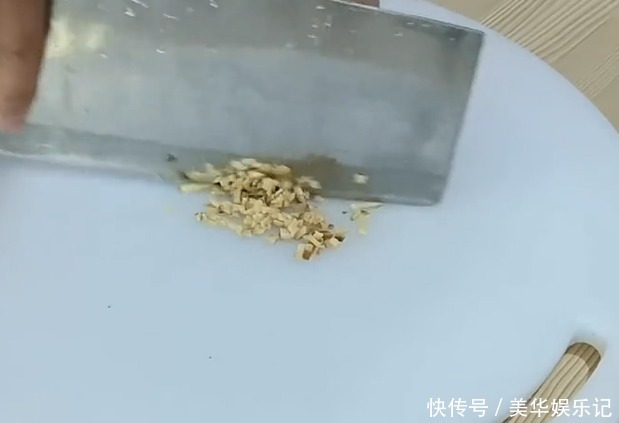 鲜香|红烧鱼好吃又诀窍,鲜香适口,外酥里嫩,端上桌就被大家吃完了