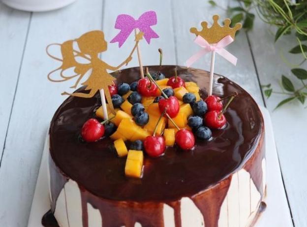 生日蛋糕自己做，想吃什么加什么，过一个不一样的生日