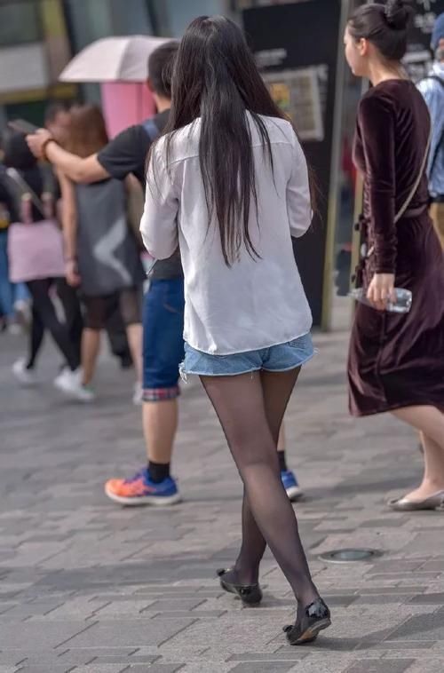 路人街拍短裤配黑丝的背影杀手,换双高跟鞋更好看呀