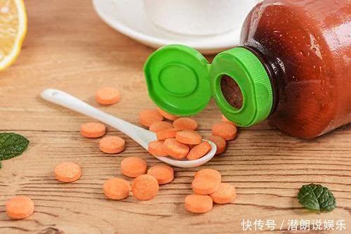 喝水|嘴唇总是干裂没亮泽不只是缺水,还跟缺乏一种营养素有关