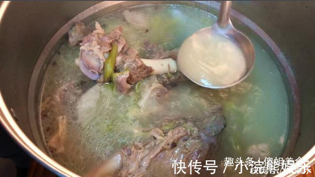 羊腿|炖羊肉汤时，此2味料缺一不可！多数人不知道，难怪肉不香膻味重