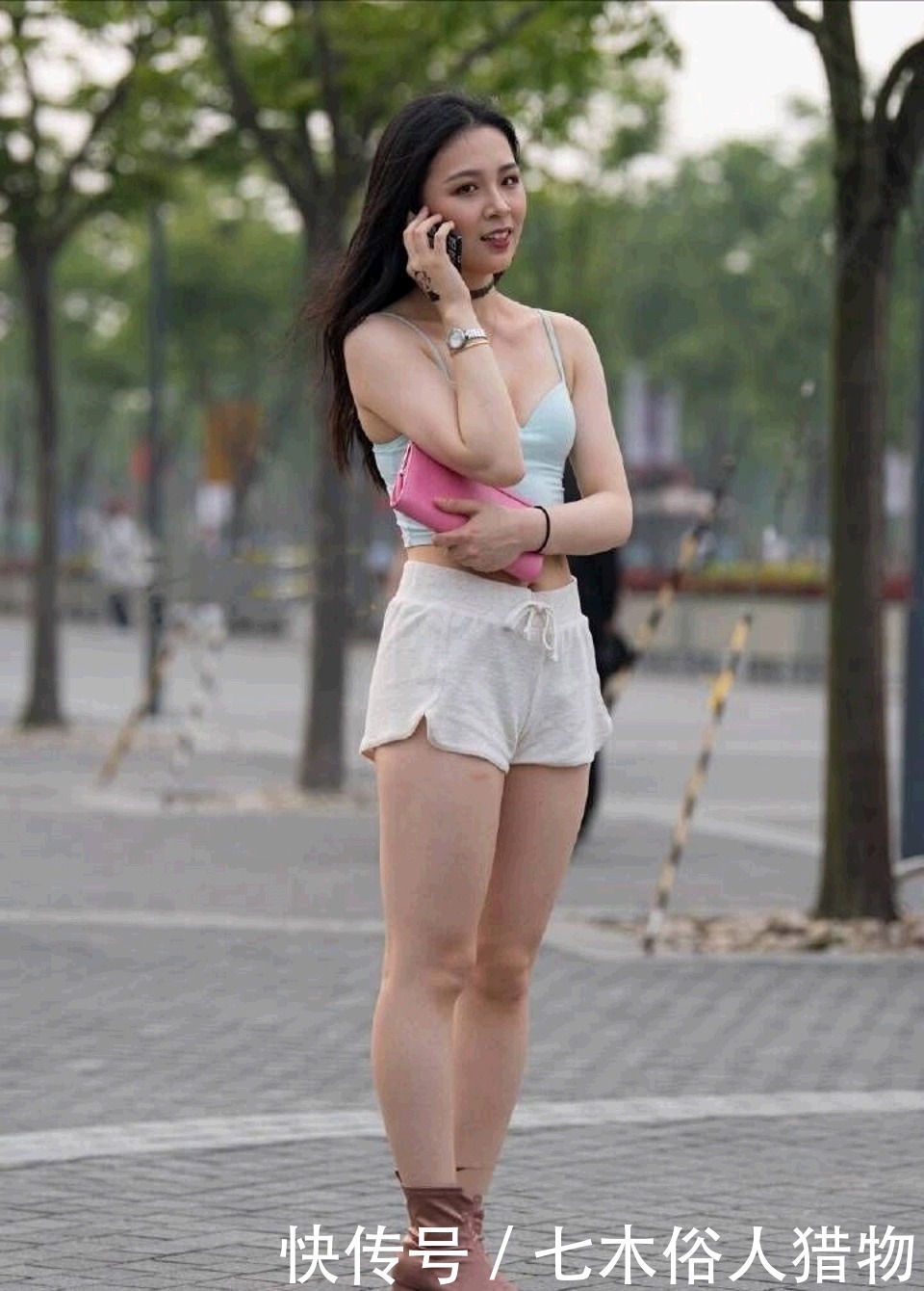 修身|街拍,白色短袖搭配牛仔热裤,修身显瘦彰显十足的潮范