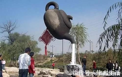 茶壶|中国“悬空茶壶”水流不止，把老外看得一脸懵：中国人会魔法吗？