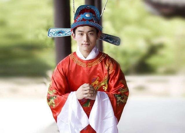 此人相貌堂堂,还是宰相孙子,考中状元之后