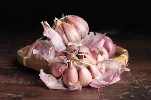 高血压患者|高血压患者能吃大蒜吗?建议:若想稳定血压,尽量忌口这3物