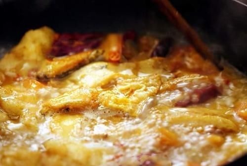 炖鱼时,别只会放料酒和醋,多加这1样,鱼肉鲜嫩香,还无腥味