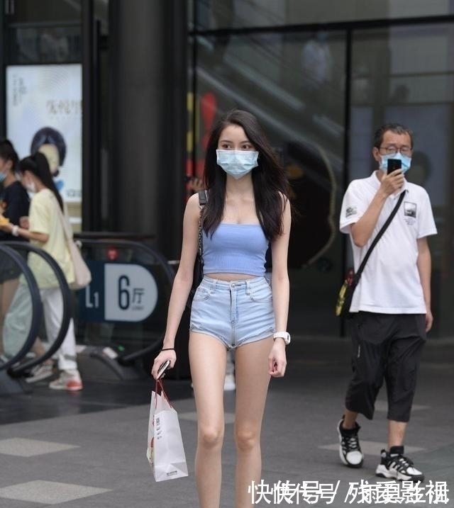 穿搭|减龄的少女穿搭,碎花连衣裙和白鞋,清新甜美的少女感十足