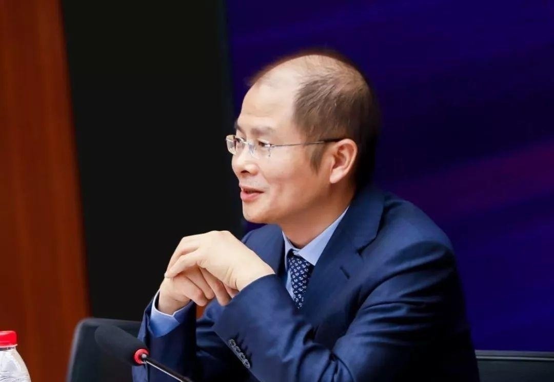 任正非|脱掉袜子,率先跳进泥坑里推车!任正非以身示范:老板就该打头阵