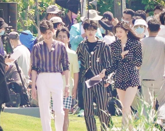 何穗|蔡徐坤录制跑男时，全程只拉着一个女生，看清是谁后粉丝彻底酸了