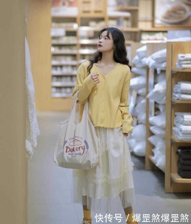 秋天 皮肤暗黄的女生如何选衣服颜色可以尝试这几款，让你显白还好看！