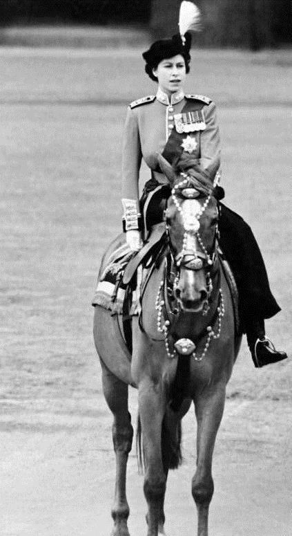 见证|罕见的英国女王和妹妹玛格丽特公主合照，从小到老，见证美人迟暮！