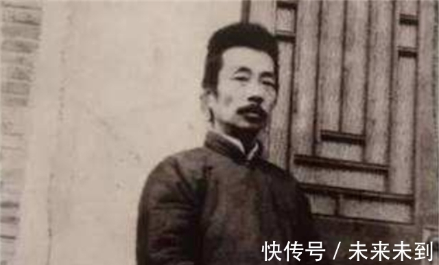 学生们!鲁迅第一次去北大授课,穿补丁布衫被学生嘲笑,随后教室鸦雀无声