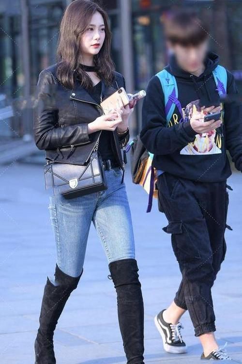 牛仔裤|皮衣搭配牛仔裤,再搭配一双高筒马靴,穿出了酷飒之风