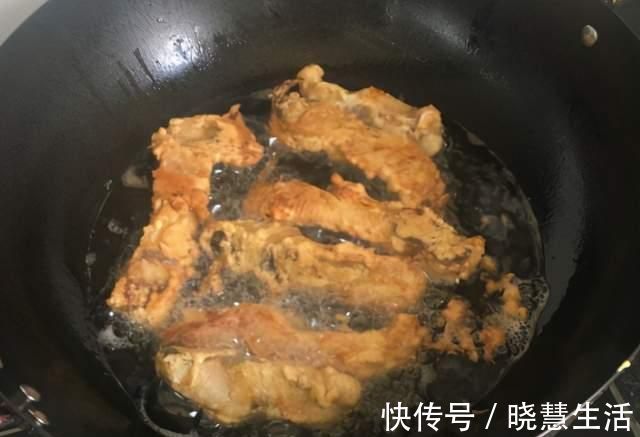 炸鱼时,蘸面粉还是裹蛋液?大厨:都不对,教你正确做法,香酥脆