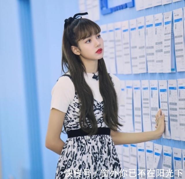 全身|不是所有女星都全身涂粉底液,看清Lisa脸部和腿部,差距明显