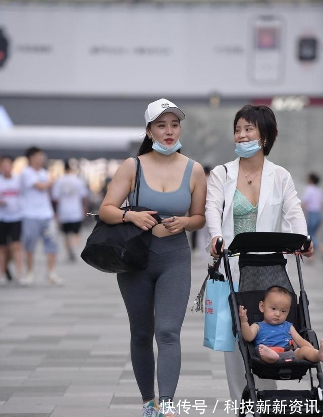 搭配 时尚又耀眼的鲨鱼裤更具时尚女人味，尽显美女端庄气质，就算再热！