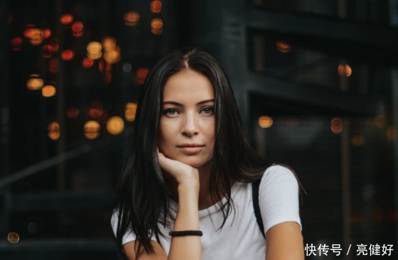 梳子|头发变白该吃什么好?给你几个预防白发的小妙招!