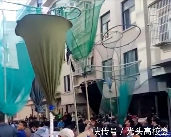 金华一新房上梁仪式现场出现奇特一幕，众人举渔网等候：接红包雨