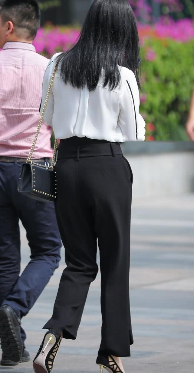 小姐姐|街拍美女美丽的小姐姐,白衣搭配黑裤,显得落落大方又优雅