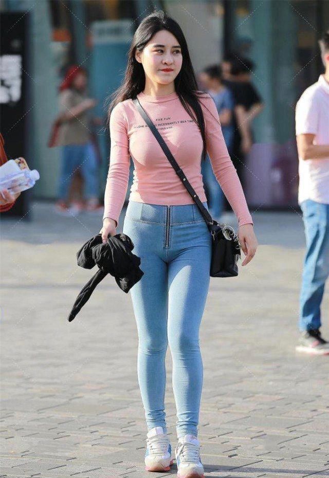 粉色上衣搭配牛仔裤的清爽夏日风,横跨包包突显微胖身材的气质