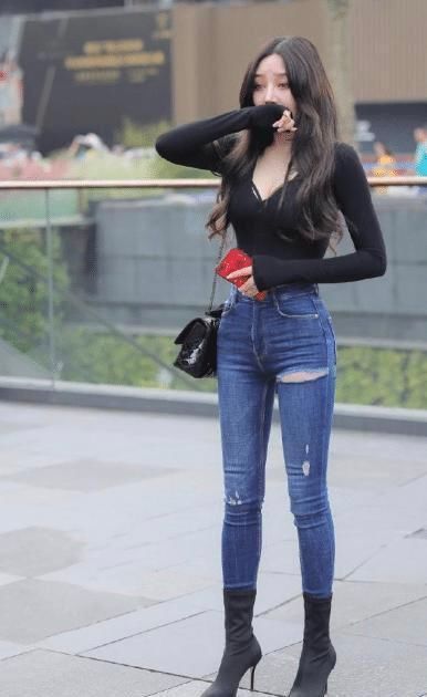 美女|黑色上衣搭配破洞牛仔裤,展现出时髦靓丽的气质