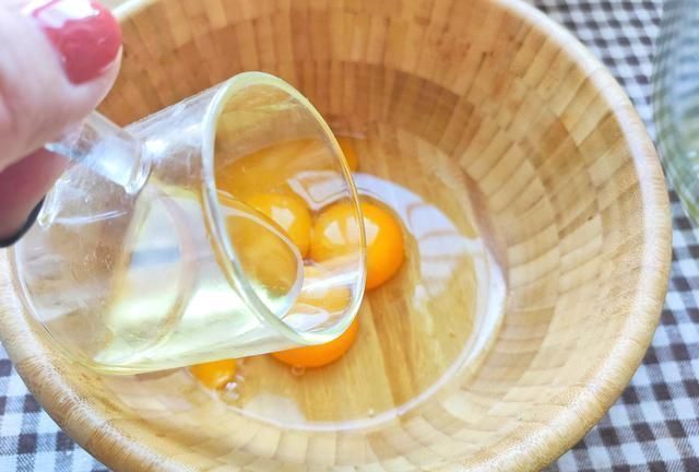 外酥里嫩的糯米蛋糕，不粘模具放心大胆做起来，甜而不腻太好吃