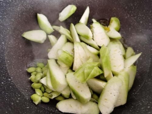 丝瓜与毛豆搭配颜值口感并存,做法简单营养十足,孩子离不开