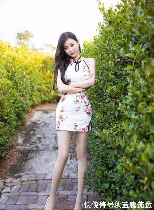 龙纹 身穿超短旗袍的小姐姐,秀出完美好身材,俏皮粉发显个性