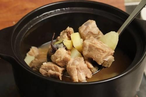 炖排骨时，有人先焯水有人直接炖，其实炖排骨不能直接炖，都不对，每天教你学做饭