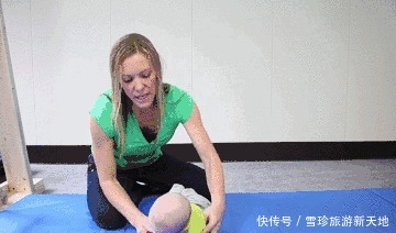 会翻身|三翻六坐八爬。宝宝三个月还不会翻是什么原因这样训练就好啦