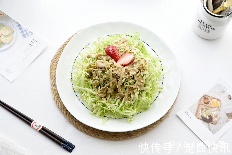卷心菜|半个卷心菜,一勺芝麻酱,拌一拌当晚餐,我已连吃一周还是很喜欢