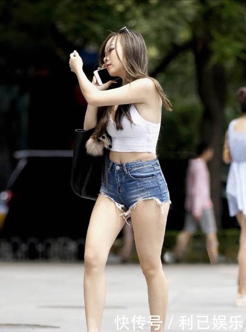 魅力|随性洒脱的打底裤小姐姐穿出女性时尚魅力,十分的耀眼夺目