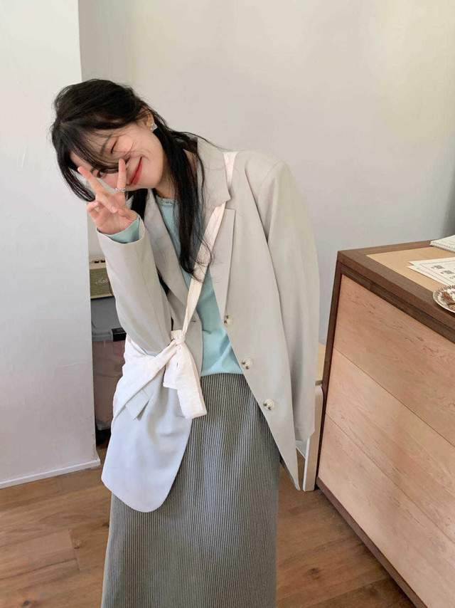 韩系|今年流行穿“针织衫”,搭配半身裙简约洋气,极简穿搭照样高级