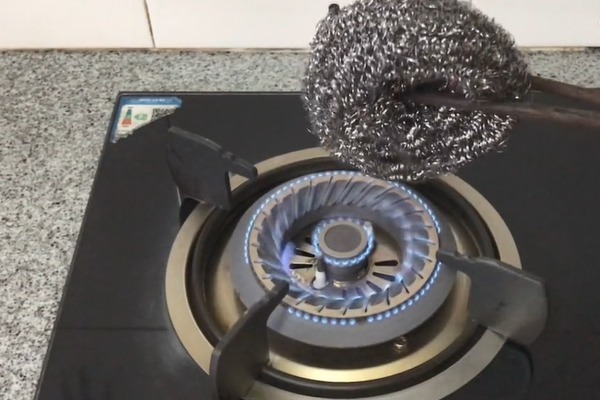 把钢丝球放火上烤一烤,好多人不知道有啥用,10个家庭9个都需要