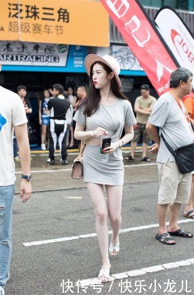 小姐姐气质清秀,穿碎花连衣裙,清新优雅!