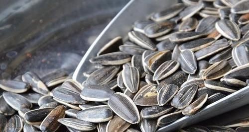 葡萄干|孕期,孕妇尽量多吃4种“零食”,或许对母子都好