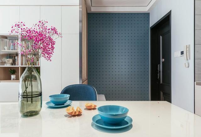 收纳|舍弃“客厅”,不买沙发,进门加隔断,这么装实用极了,晒晒全屋