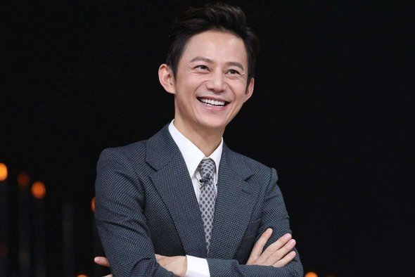 何炅收礼事件持续发酵,收粉丝见面礼画面曝光,盯紧礼物动作娴熟