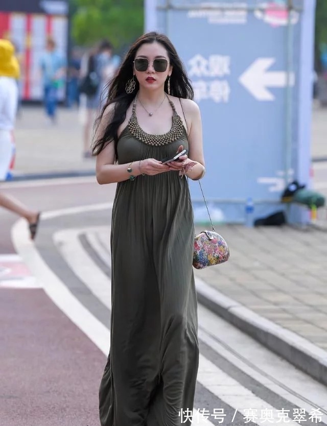西域|长款挂脖修身连衣裙,独特面料的材质,完美突现出了西域风情