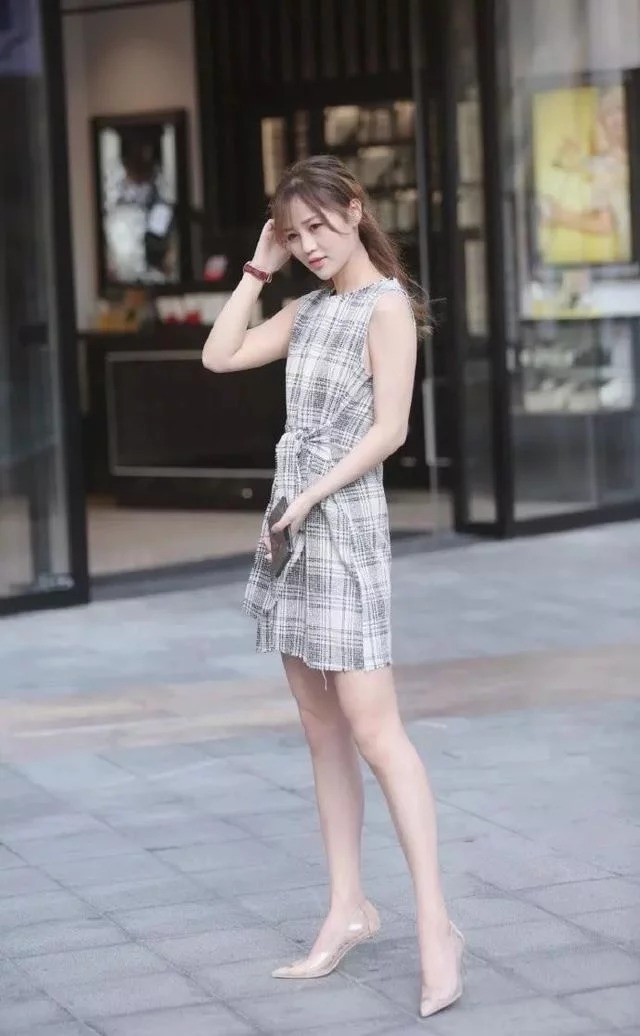 街拍：小姐姐身穿一字肩配短裙，脚踩尖头的高跟鞋，凸显出优雅的气息