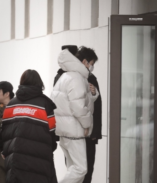 尼格买提也关注王俊凯的童年,在他面前提新加坡的梗,粉丝也补刀